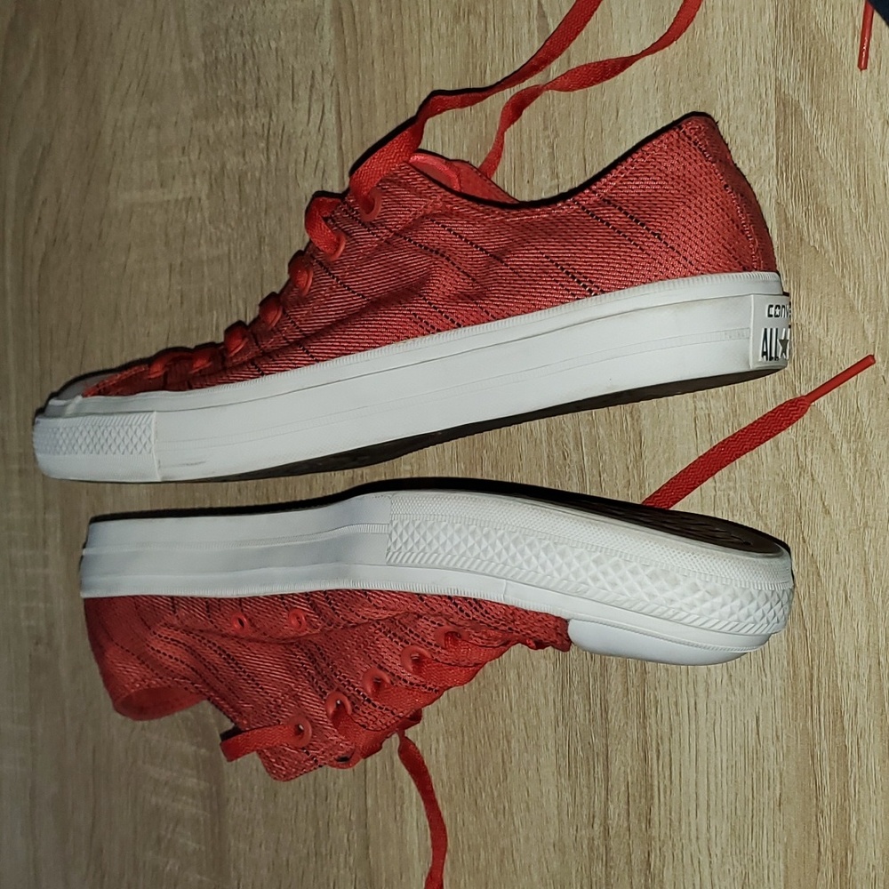 Like new Converse Chuck Taylor sneaker. Men's 11. - Picture 3 of 5